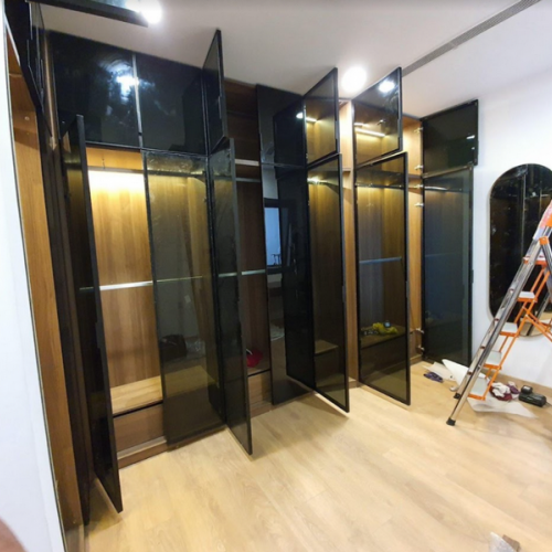 Tủ cánh kính quần áo sử dụng kính cường lực hay kính thường?