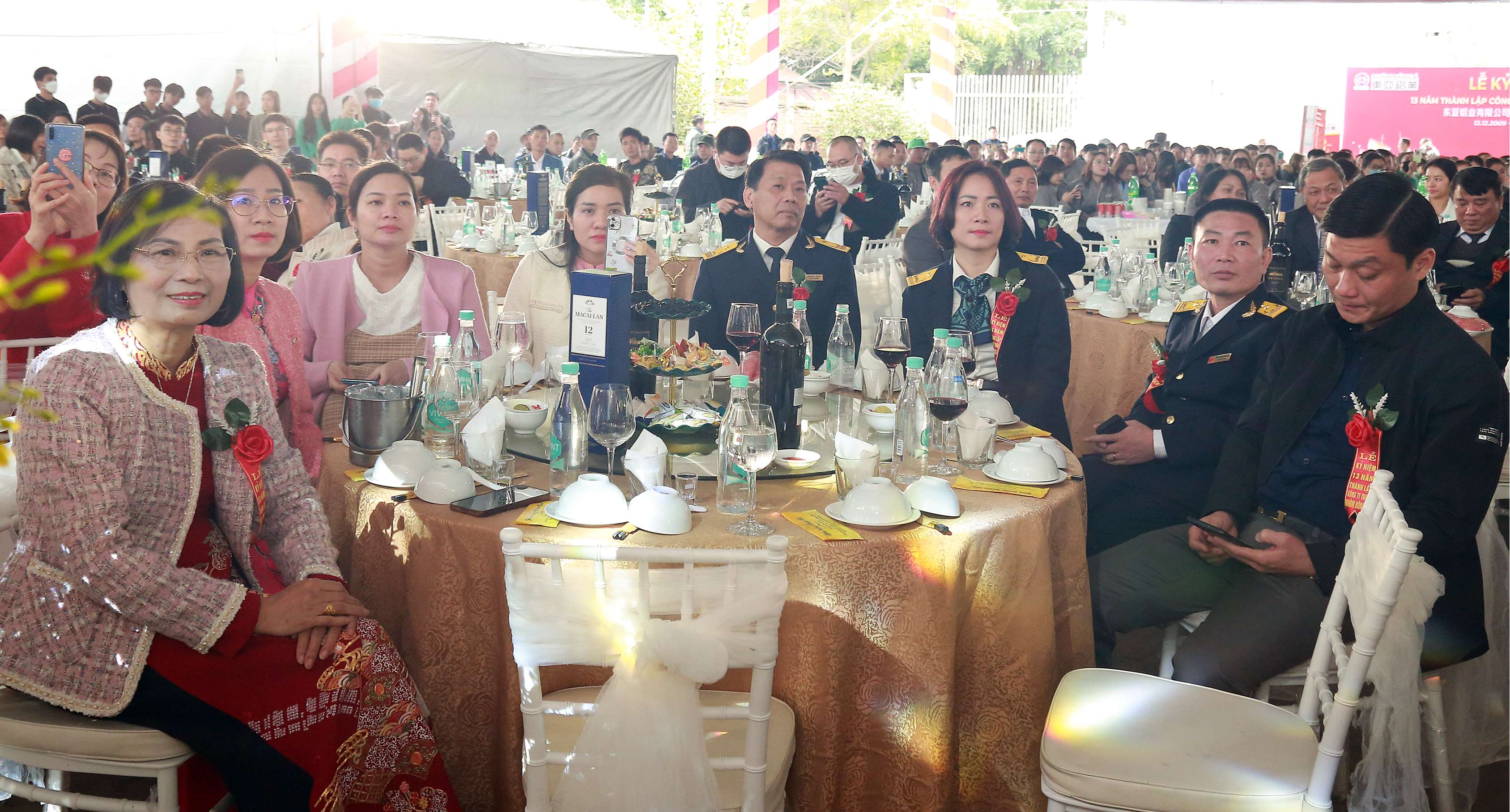 cô và đối tác
