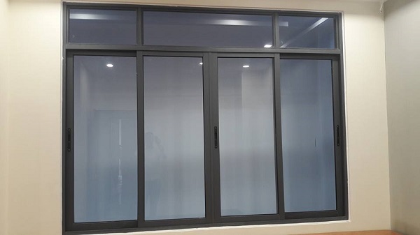 Cửa nhôm hệ 4 cánh lùa cột đá