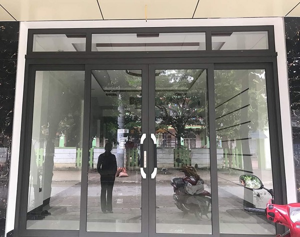 Mẫu cửa trượt quay nhôm kính