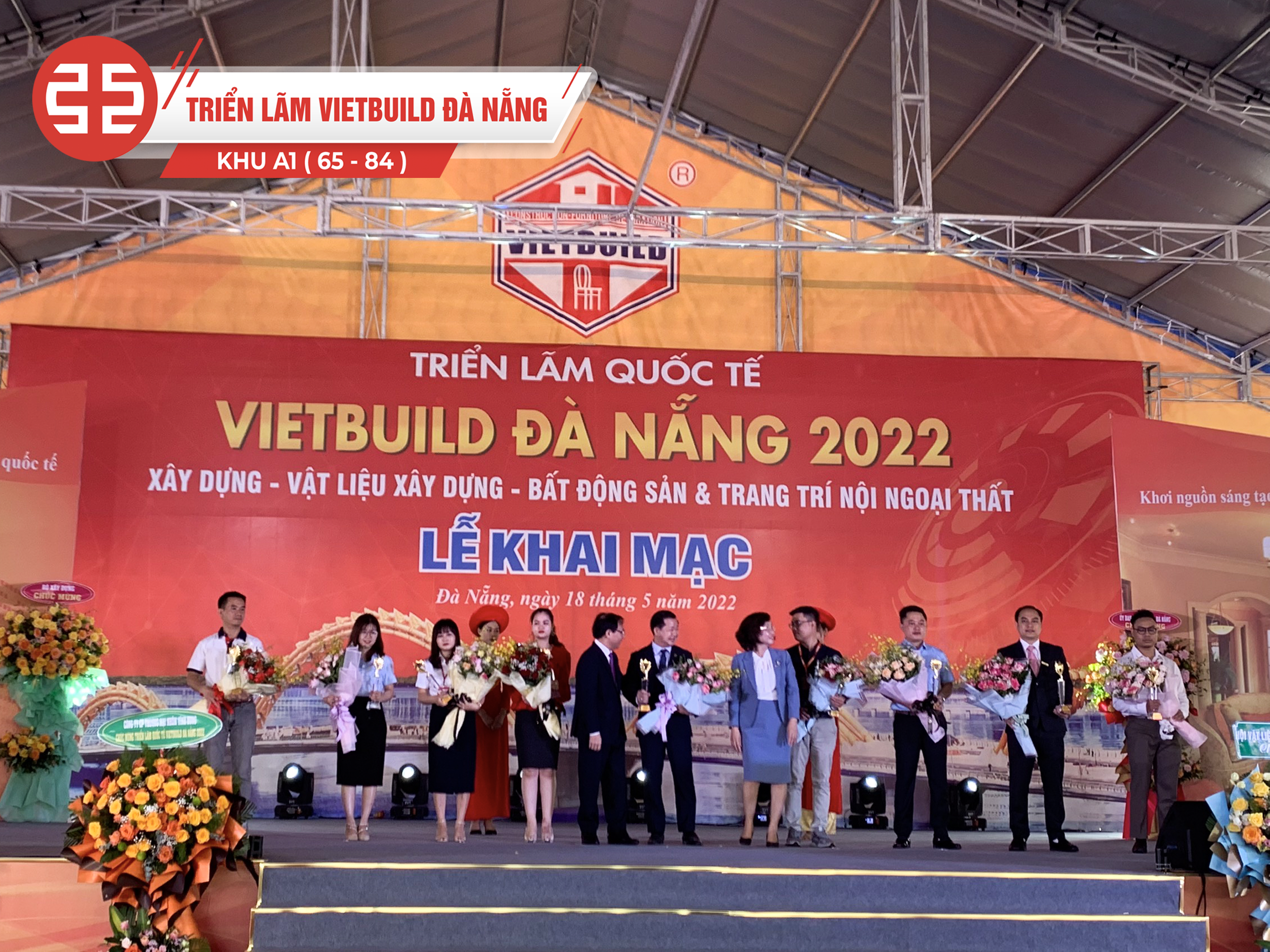 khai mạc tặng hoa