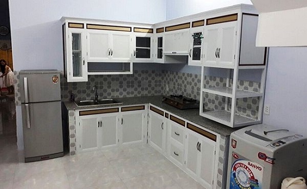 Mẫu tủ bếp nhôm kính trắng sứ đẹp