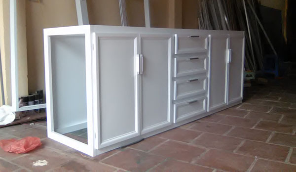 Mẫu tủ bếp nhôm kính trắng sứ đẹp