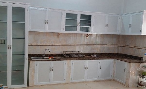 Mẫu tủ bếp nhôm kính trắng sứ đẹp