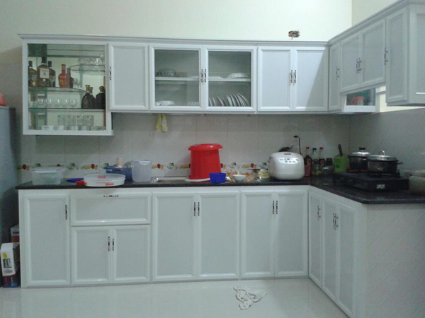 Mẫu tủ bếp nhôm kính trắng sứ đẹp